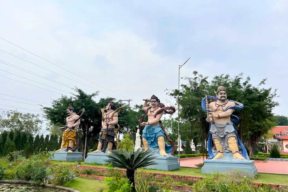 Tượng các vị thần hộ pháp Kim Cương